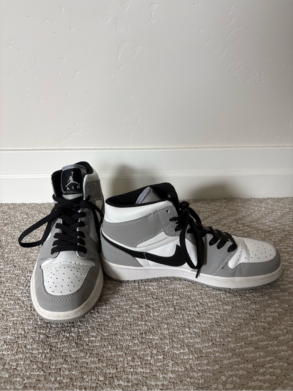 Nike Air Jordan 1 Mid Light Smoke Grey Men’s 7 Women’s 8.5
